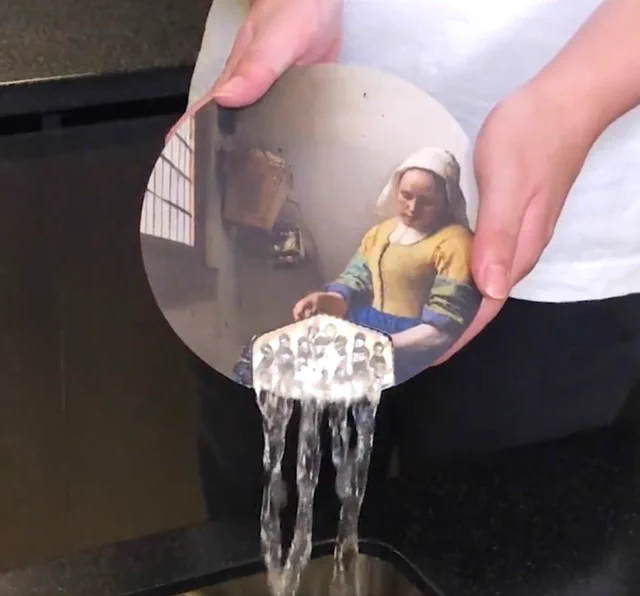 「日清焼そばU.F.O.」クセの強いパッケージ登場！！湯を切る女…？！www