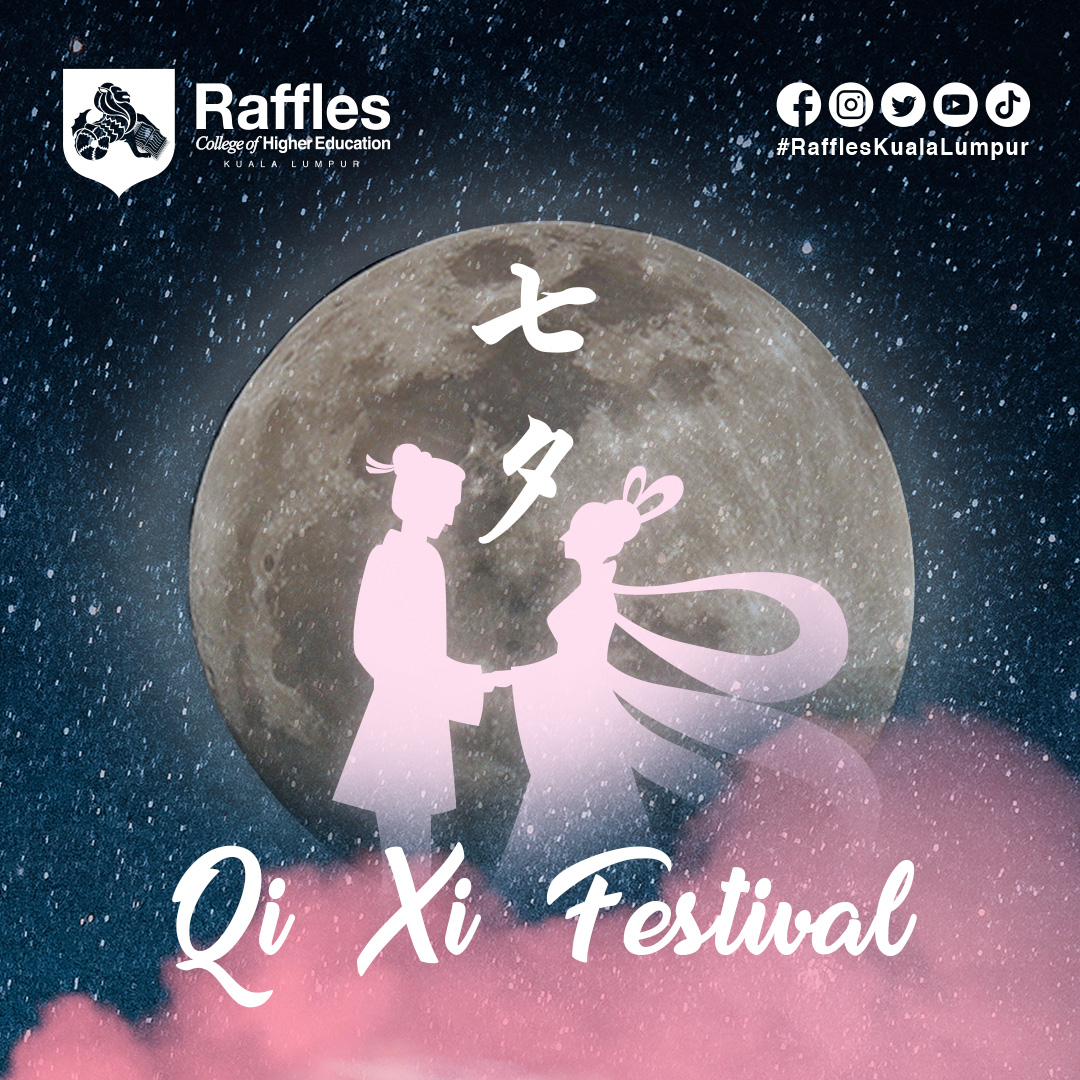 Raffles_KL's tweet photo. 银烛的烛光映着冷清的画屏，
手执绫罗小扇扑打萤火虫。
夜色里的石阶清凉如冷水，
静坐凝视天河两旁的牵牛织女星。💕

莱佛士学院祝贺大家 
七夕情人节快乐。💖
祝天下有情人终成眷属。 ✨

 #七夕情人节 https://t.co/y9klifXnQK