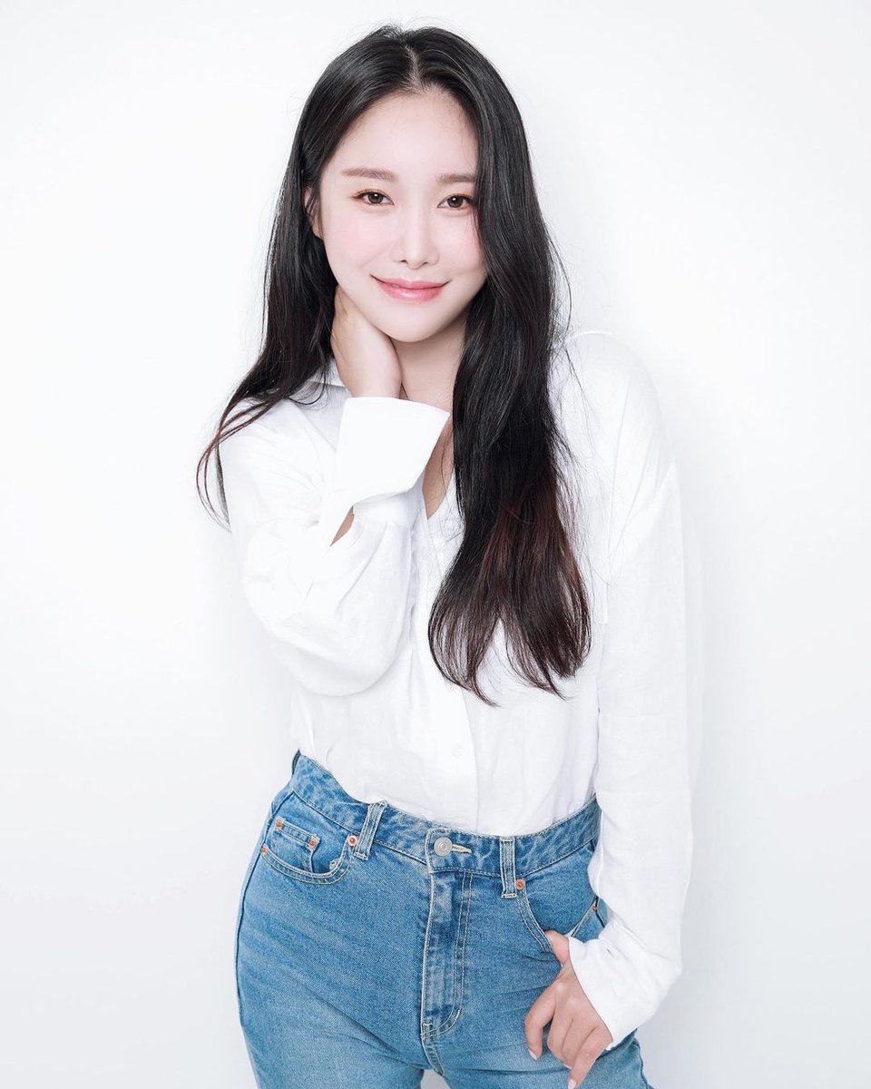 BBGirlsFiles's tweet photo. According to Minyoung via Universe PM,  her grandfather died last day when she was at ISAC event so she went to the funeral. She also mentioned that her parents got covid.

She also thanked Fearless for coming and that she enjoyed the food from Fearless. https://t.co/mPk46xRFRb