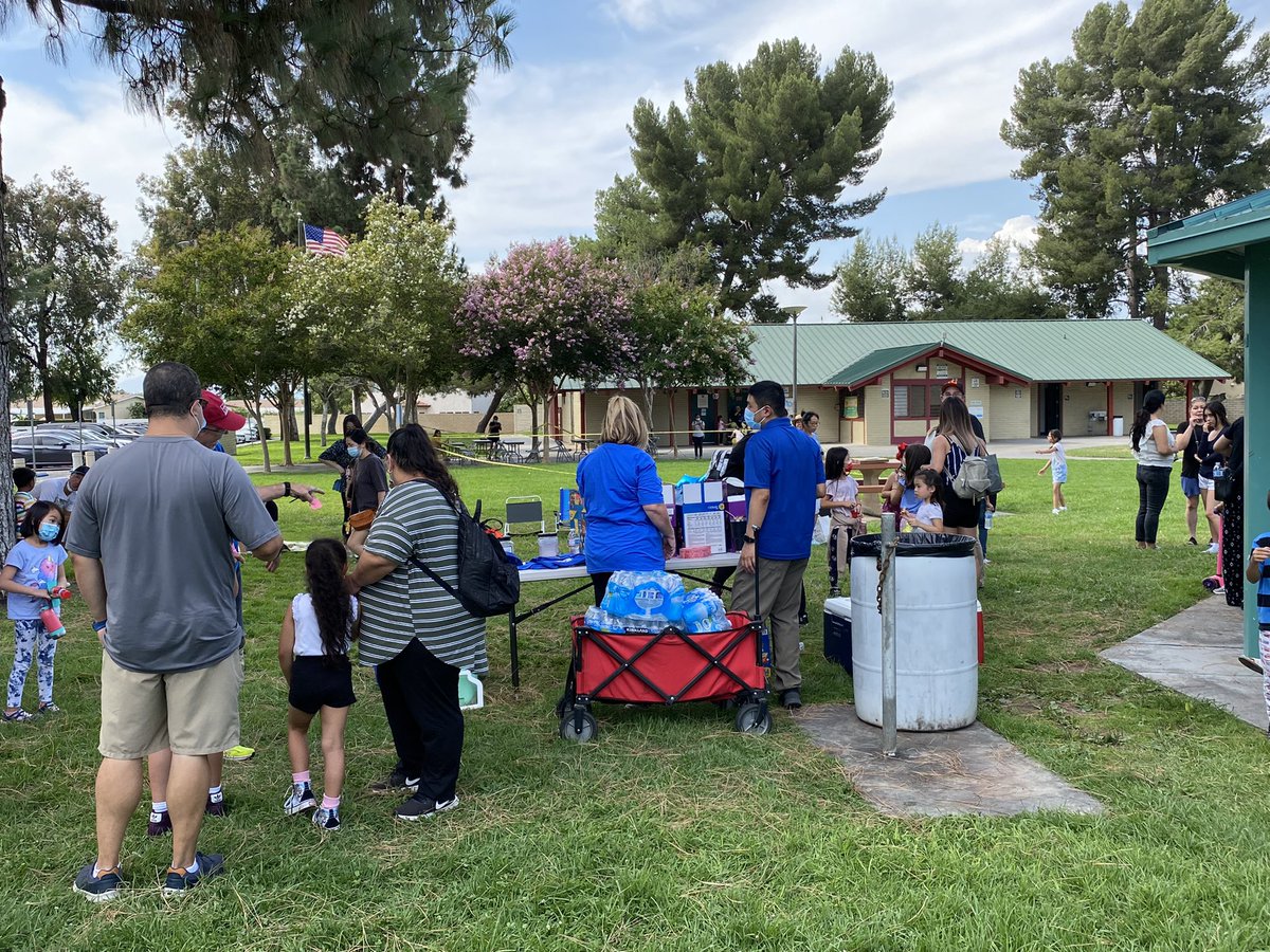 MrsVoong's tweet photo. Dedicated staff cares and connects with our @shelynsharks community. @RowlandSchools #WeAreRUSD https://t.co/4aiUT6WX8t