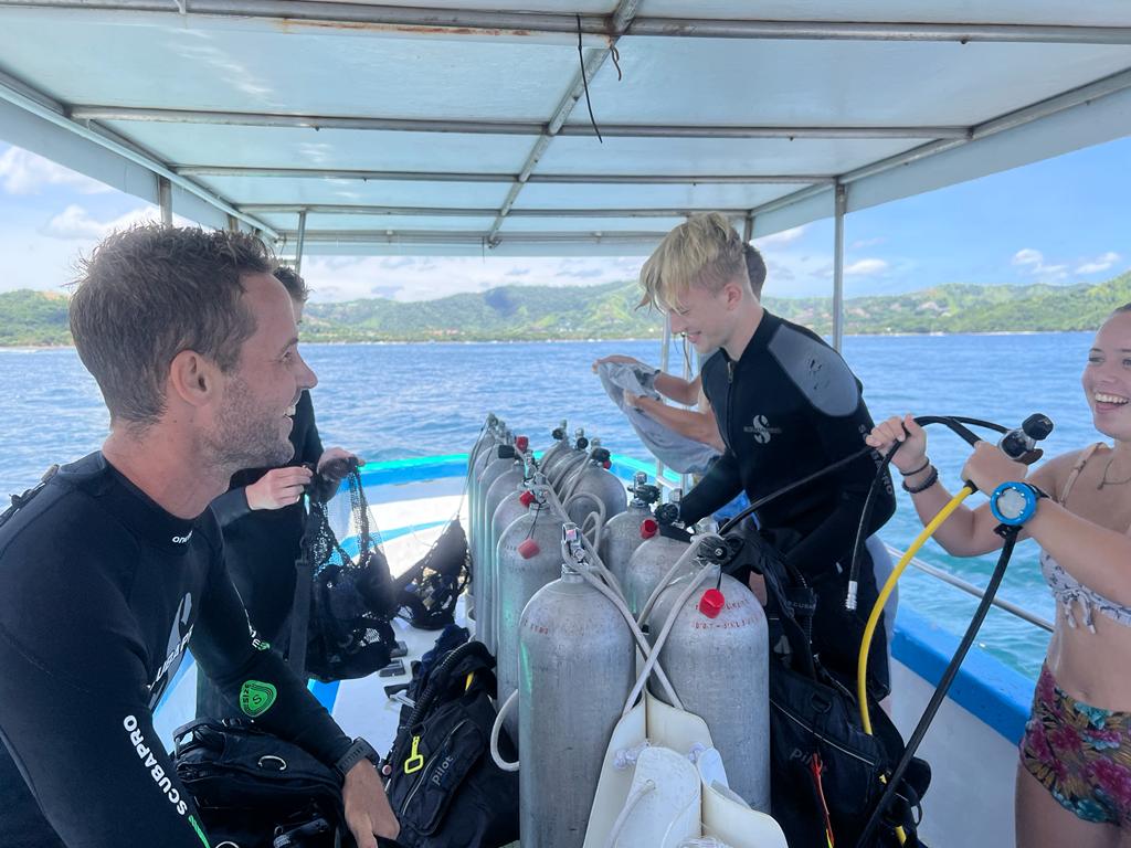 TomlinscoteSch's tweet photo. We are officially certified divers! During our final two dives we enjoyed aquatic life including sharks, sea horses and much more. After a relaxing afternoon we savoured a nice meal and treated ourselves with ice cream.🦈🤿 @TAExpeditions #happybirthdaydad #divesquad #delcoco https://t.co/ZlEE5JNXnj