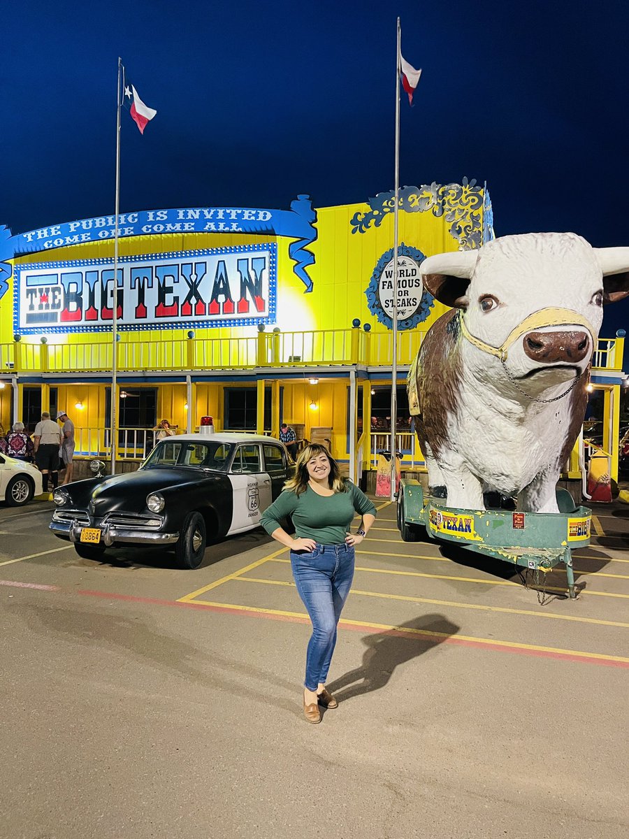PuroPincheSA's tweet image. Made it back to Texas, y’all. 
Yes, that’s a 72 Oz steak. 
No, we didn’t eat it but 3 men are trying to rn. #thebigtexan