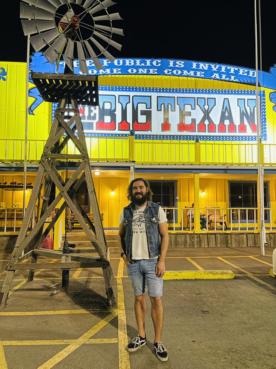 PuroPincheSA's tweet image. Made it back to Texas, y’all. 
Yes, that’s a 72 Oz steak. 
No, we didn’t eat it but 3 men are trying to rn. #thebigtexan
