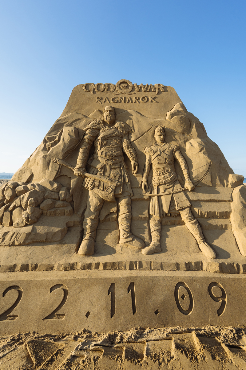 PlayStationTW's tweet photo. 出發前往九界之前。

距離11月9日正式推出已開始倒數！由Santa Monica Studio團隊傾力打造的動作冒險遊戲『God of War Ragnarök』以沙雕藝術方式重現!!即日起至10月10日在新北市福隆海水浴場「2022福隆國際沙雕藝術季」中展出。

#2022福隆國際沙雕藝術季
 #GodofWarRagnarok #GodofWarRagnarok沙雕 https://t.co/hUa3HHuO2s