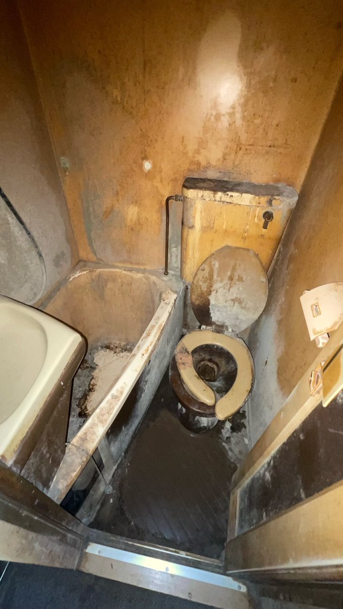 閲覧注意 年間貸していたマンションの汚損が酷すぎる 絵画かな 内装屋だけどこのレベルはなかなか見ない Togetter