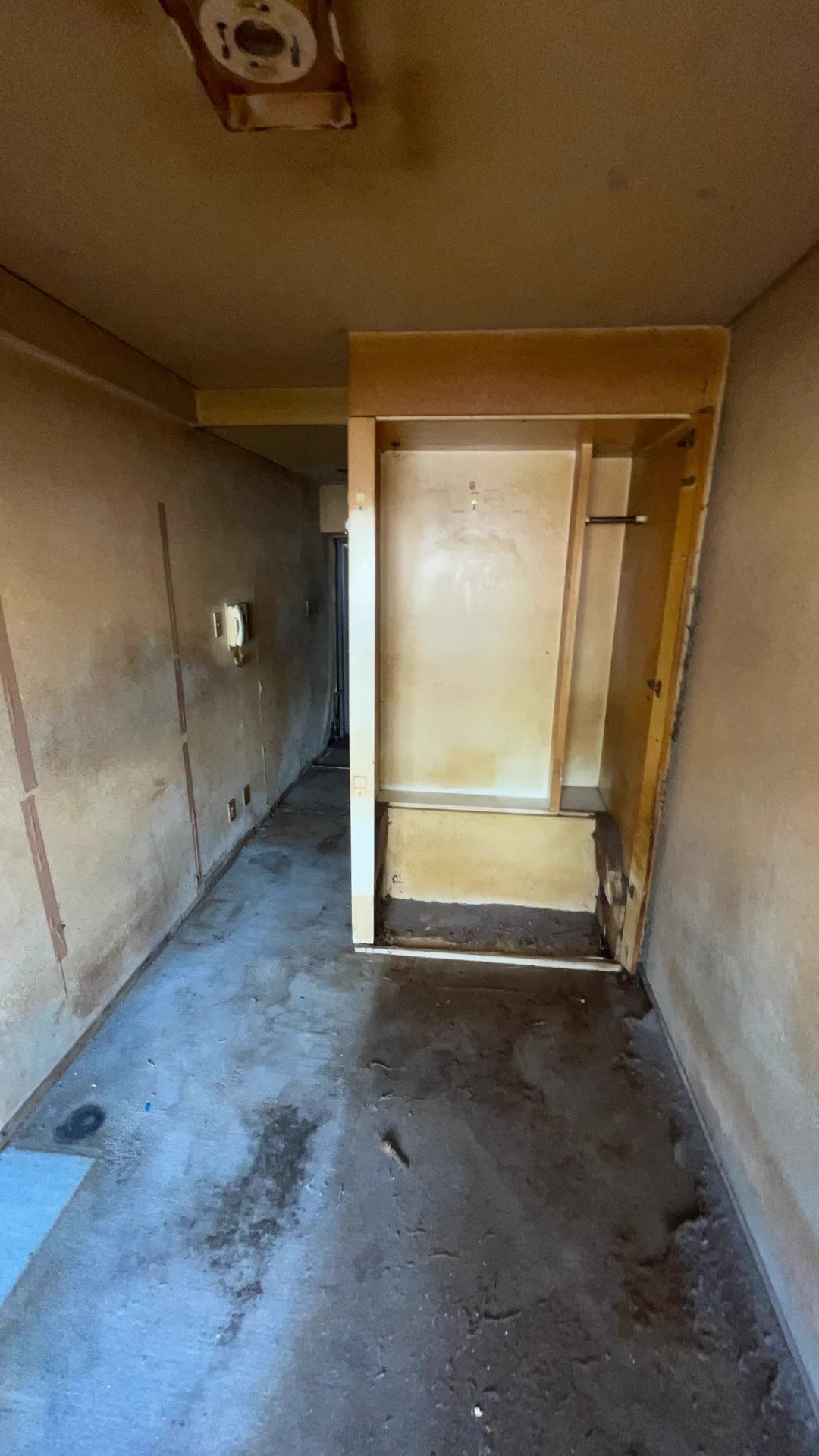 ※廃墟ではありませんｗｗ人が住んでいたとは思えない衝撃の一室がこちらｗｗ