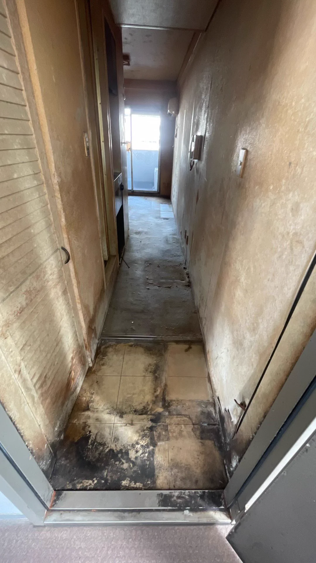 ※廃墟ではありませんｗｗ人が住んでいたとは思えない衝撃の一室がこちらｗｗ