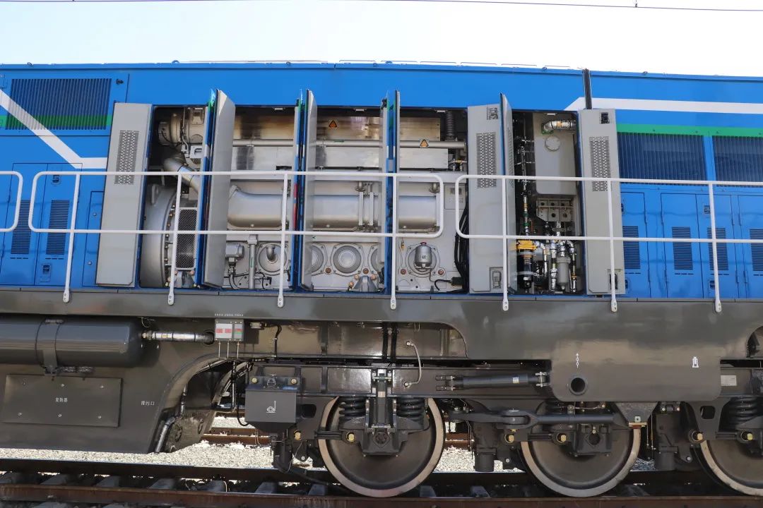 CrrcZiyang's tweet image. The #HXN6 locomotive is developed by #CRRC Ziyang and it’s a hybrid #locomotive with the largest power level in the world, exerting a maximum of 2,200kW. It can fully meet the needs of working conditions, such as in-pipe shunting operations and short-distance operations.