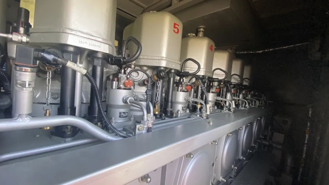 CrrcZiyang's tweet image. The #HXN6 locomotive is developed by #CRRC Ziyang and it’s a hybrid #locomotive with the largest power level in the world, exerting a maximum of 2,200kW. It can fully meet the needs of working conditions, such as in-pipe shunting operations and short-distance operations.