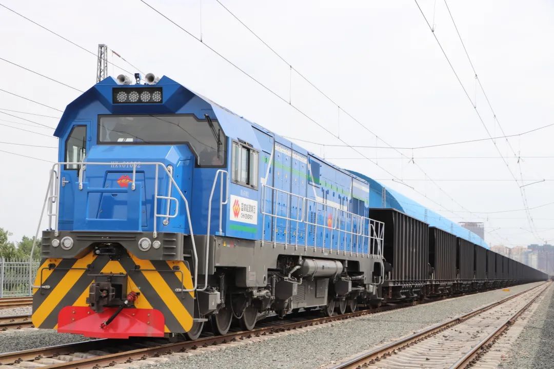 CrrcZiyang's tweet image. The #HXN6 locomotive is developed by #CRRC Ziyang and it’s a hybrid #locomotive with the largest power level in the world, exerting a maximum of 2,200kW. It can fully meet the needs of working conditions, such as in-pipe shunting operations and short-distance operations.