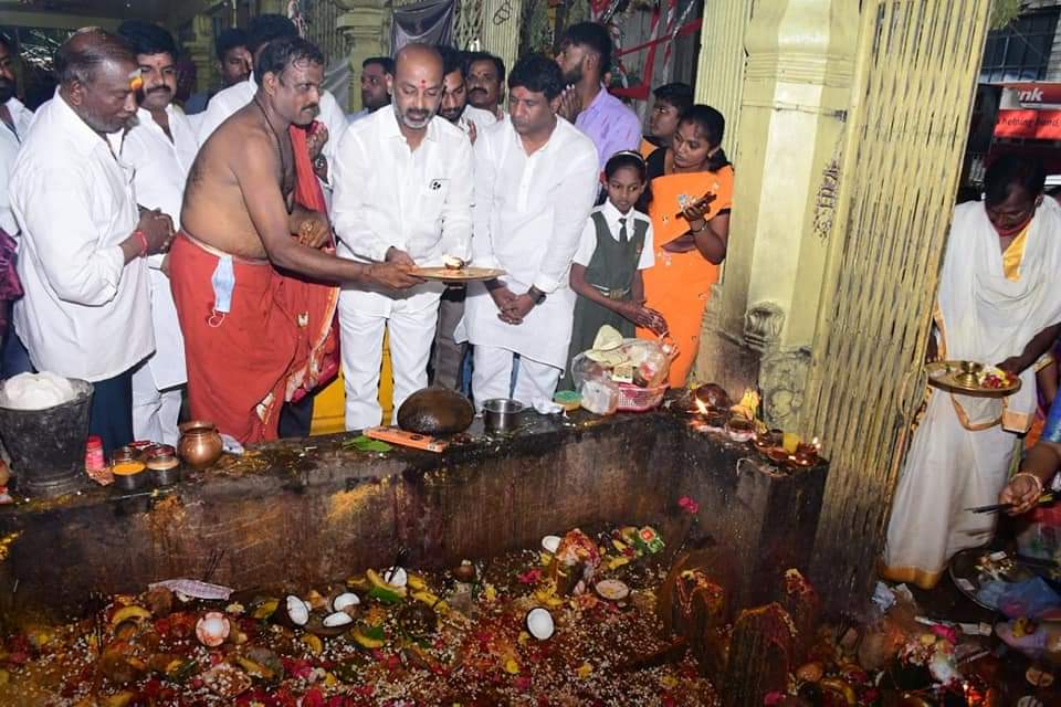bandisanjay_bjp's tweet photo. నాగ పంచమి సందర్భంగా ఖైరతాబాద్ లోని ఏడుగుళ్ళ దేవాలయంలో అభిషేక పూజలు నిర్వహించి ప్రజా సంగ్రామ యాత్రకు బయలుదేరడం జరిగింది.
#PrajaSangramaYatra3 #NagPanchami https://t.co/dNOkes2gsK