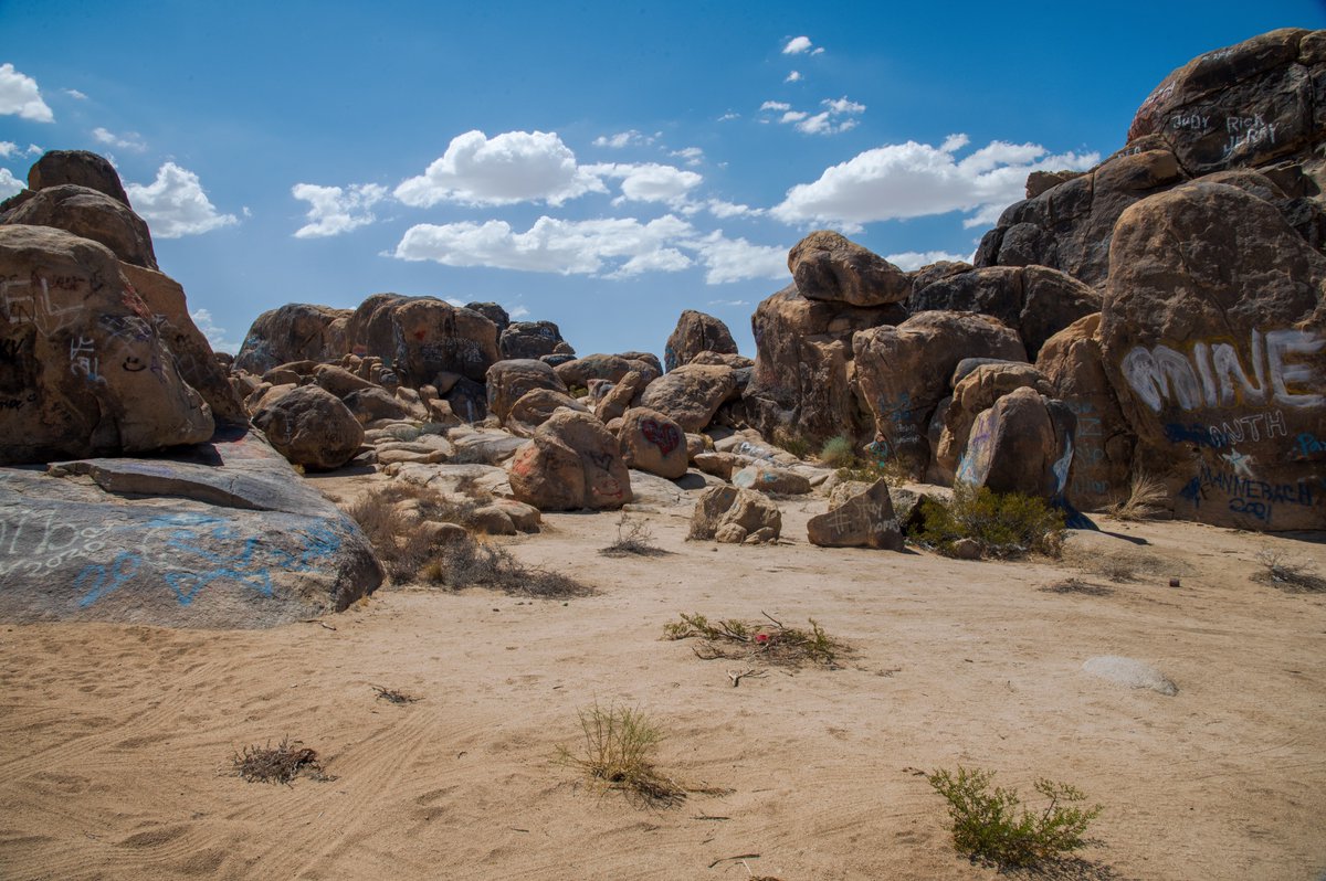 rootbeerphoto's tweet photo. I added a few more pictures to my @500px website - https://t.co/cmC5zLx4eI #shotbyjason #havejeepwilltravel #exploringamerica #joshuatree #slabcity #graffitirockgallery #slabcityart #getoutside #joshuatreenationalpark #500px #celebrateart https://t.co/vl5mYGaILP