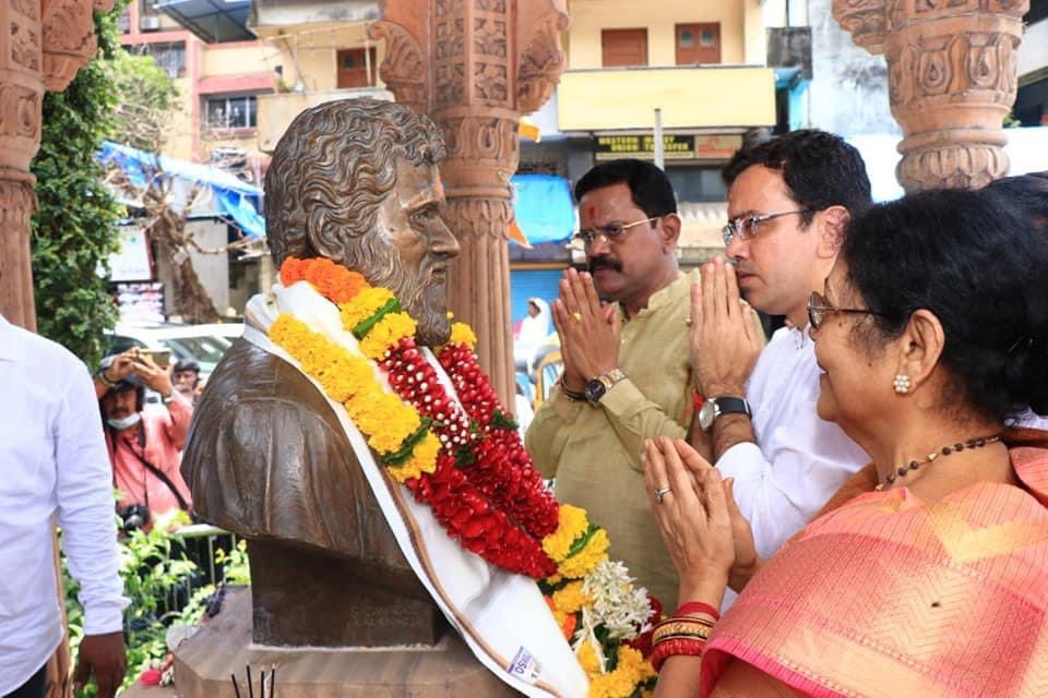 MiKedarDighe's tweet photo. शिवसेना ठाणे #जिल्हाप्रमुख पदी नियुक्ती झाल्यावर टेंभी नाका येथील आनंद आश्रम व शक्तिस्थळ येथे #गुरुवर्य #धर्मवीर #आनंद #दिघे साहेबांना नतमस्तक होऊन नवीन कार्यास सुरवात...
@ShivSena @OfficeofUT @AUThackeray https://t.co/dSGIEr3ql6