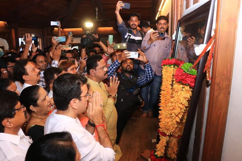 MiKedarDighe's tweet photo. शिवसेना ठाणे #जिल्हाप्रमुख पदी नियुक्ती झाल्यावर टेंभी नाका येथील आनंद आश्रम व शक्तिस्थळ येथे #गुरुवर्य #धर्मवीर #आनंद #दिघे साहेबांना नतमस्तक होऊन नवीन कार्यास सुरवात...
@ShivSena @OfficeofUT @AUThackeray https://t.co/dSGIEr3ql6
