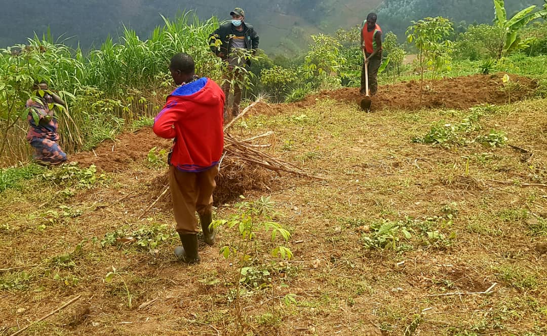 KamubugaS's tweet photo. ES Sector @inzizaJbosco yagiye gushishikariza umuryango wa BURARIMA (ubugabo, umugore, umuhungu we) ngo bafate urukingo rwa COVID-19 ageze aho bahingaga abanza kubaha umubyizi bityo bajya gufata urukingo @RwandaLocalGov @gatjmv @NyirarugeroD @MushaijaGeoffr3 @NizeyimanaJmv13 https://t.co/Q3D5jlgE1K