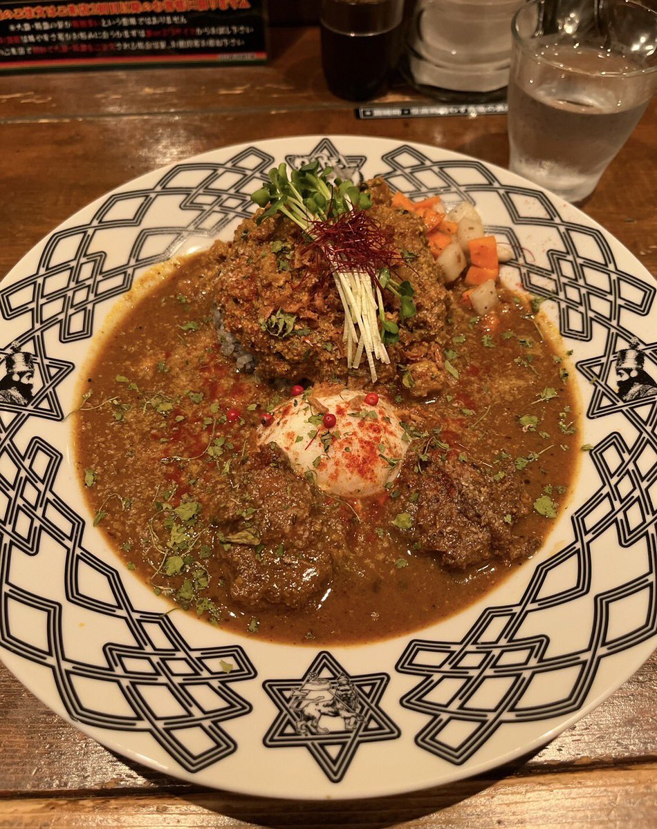 kaigo2018's tweet photo. 暑いとランチに刺激が欲しくなる今日この頃
#本町　#レベルカレー　���ん初訪問
2/3サイズ　#温泉卵 トッピング
キーマとスープ別々に楽しんでから、ニンジンと大根のピクルスを食べると香りが華やぐぅ
さすが #スパイスカレー 辛くなくても汗がでます！行ってみてね https://t.co/xtfLf2WLMw
