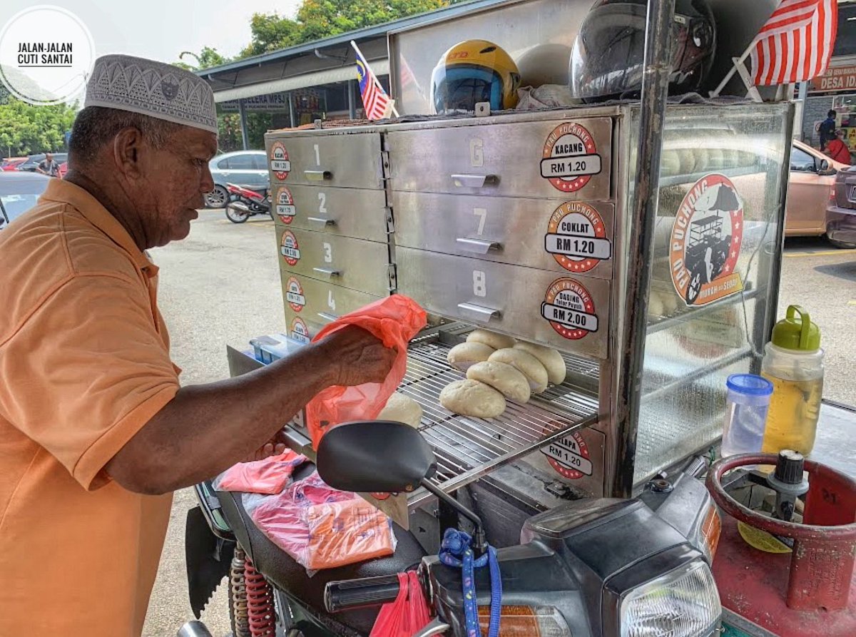 MalaysianFoods's tweet photo. Pau Gergasi RM1.20 dekat "Puchong"

Ini baru betul Pau besar inti banyak mcm ni pun RM1.20 jerr,murah sgt.Dari mula 2018 sampai 2022 harga tetap sama

Handmade pau 100% oleh pakcik ni .Tetap support pakcik ni, semoga murah rezeki❤️

📌Pau Puchong Wakdin@pau puchong murah lg sedap https://t.co/m0KscMvIMI