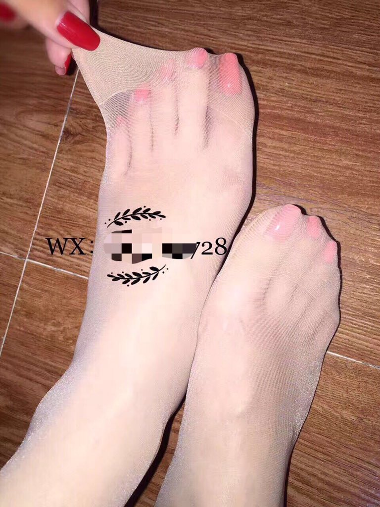 humblydog's tweet photo. 推荐女王 最美的女s 调教我好久了。丝袜脚，和美腿 https://t.co/aVkXG1BIAR
