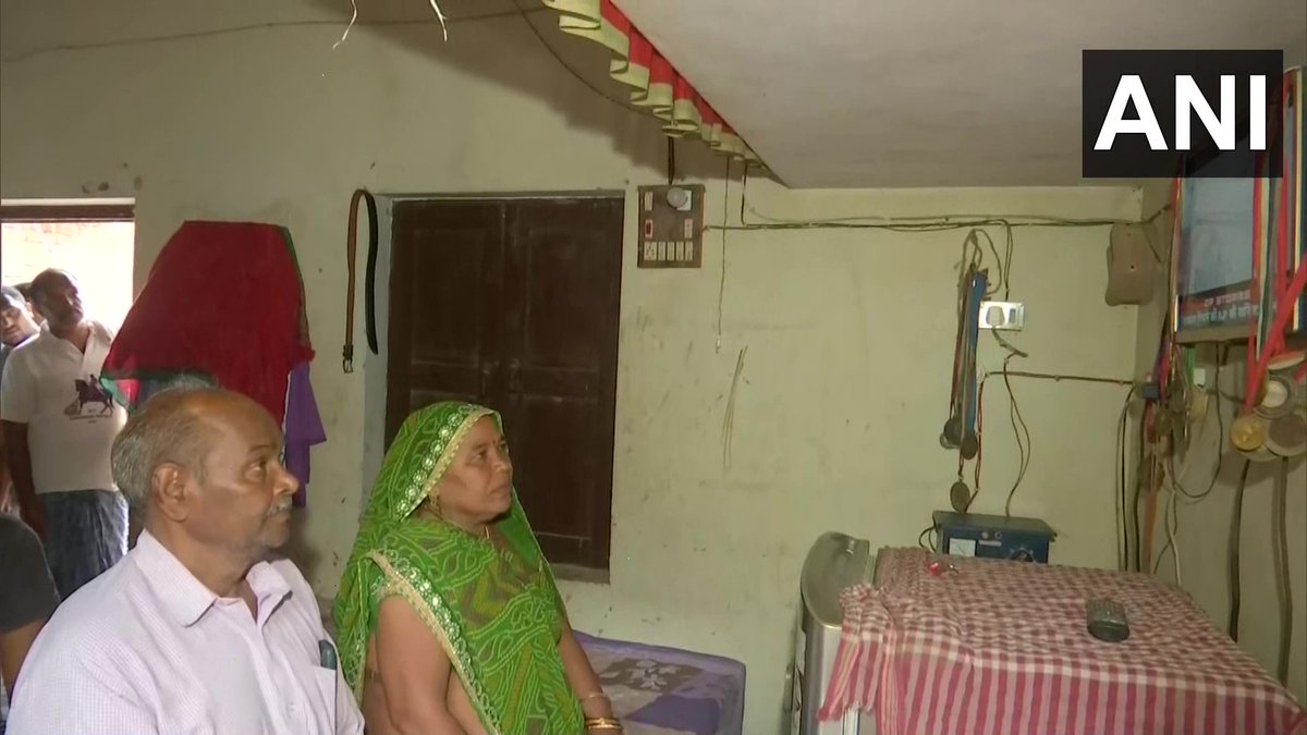 ANINewsUP's tweet photo. Varanasi, UP | We are extremely elated that he bagged a bronze medal in #CommonwealthGames2022. He was very hardworking from his childhood itself. He never used to tell me about his injuries, says Vijay Kumar Yadav's mother https://t.co/oBsijq7GCd