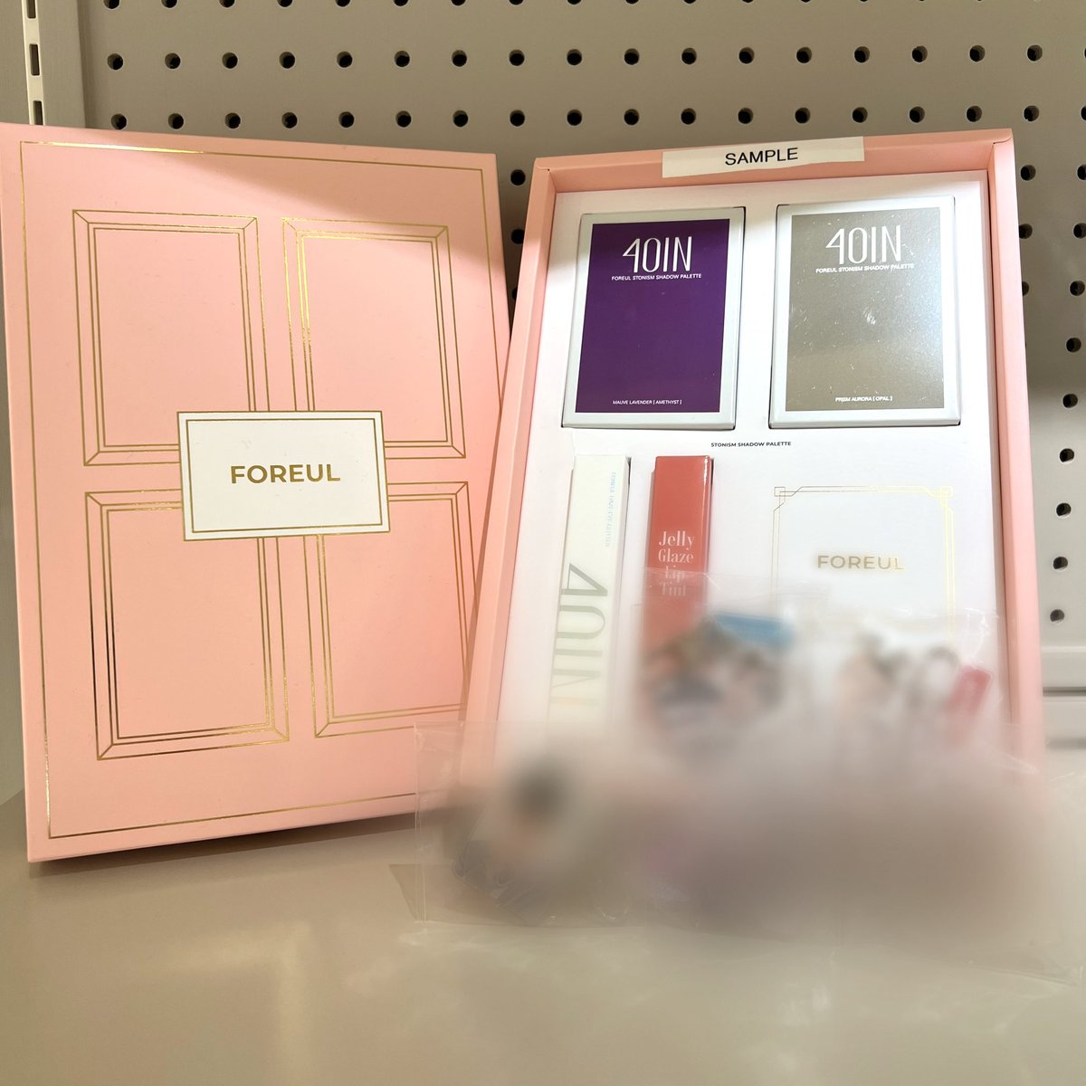 busandepart_jp's tweet photo. #MOA の皆さまへ✉️♡

 #TOMORROW_X_TOGETHER ✖️
 #4OlN （ #FOREUL ）
✨『KIRAKIRA MAKE-UP SET』✨
メンバー全員のキーリング付きです🗝

アイジーラメグリッターはお好きな色をお選びいただけます！

ご購入の方へメンバーが登場するリーフレットもお渡し中です📄♡ https://t.co/qeYIIIek3I
