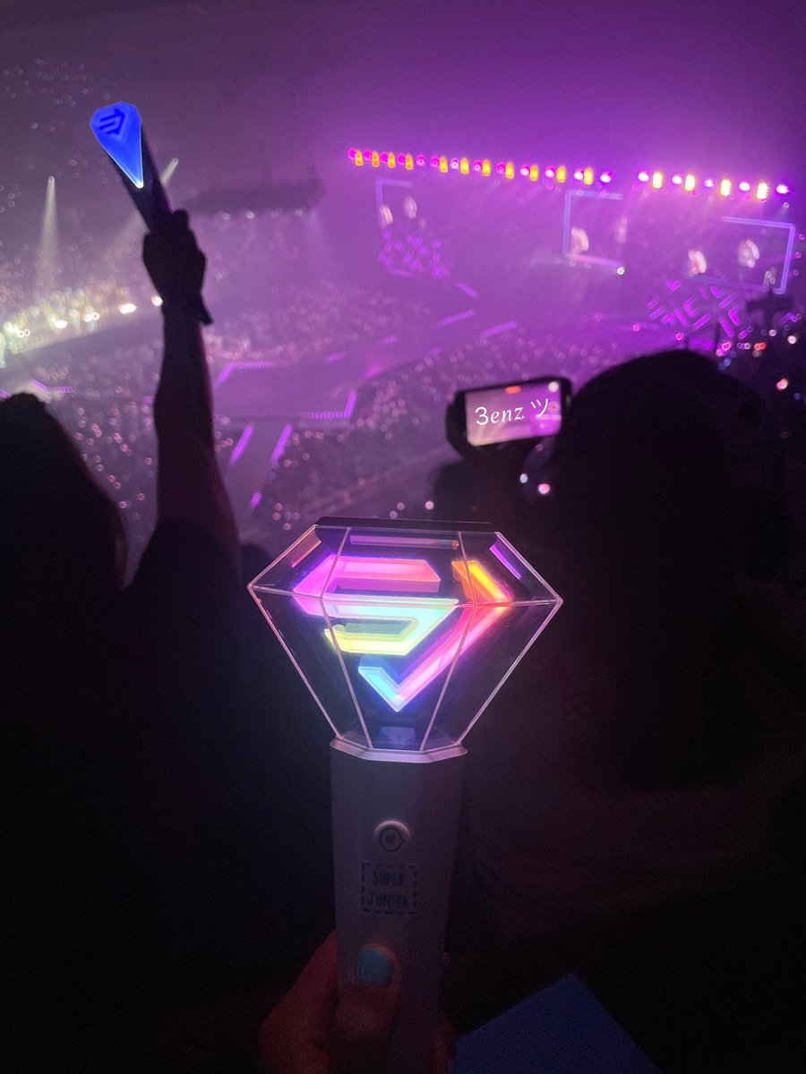 TeukKieWon's tweet photo. ยังรัก ยังรอ
อยู่เคียงข้างกันเสมอนะ 🫶🏻💙👑
#ELF #ELFThai
#SS9inBKK #SS9inBKK_DAY1
#SUPERJUNIOR @SJofficial https://t.co/agx4i6U4QO