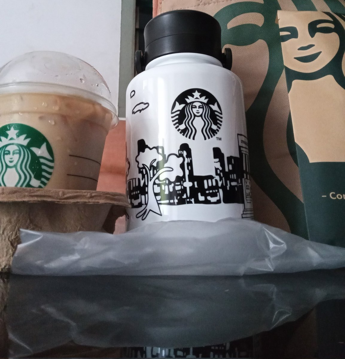 lucifer_x1x's tweet photo. Lucu bangetttt Aa my new collection.. @SbuxIndonesia × @withkreaby ❤️‍🔥💜 https://t.co/tfYYLdBcBT