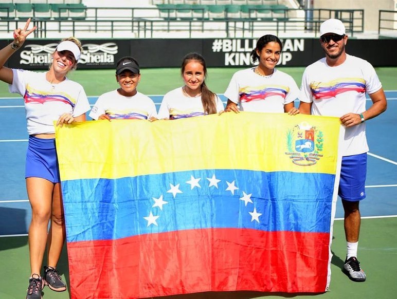 TenisVinotinto's tweet photo. Completada la acción del Grupo 2 americano de la Copa Billie Jean King, estos fueron los resultados de Venezuela en el torneo:

✅ 3-0 🇻🇮 Islas Vírgenes Estadounidenses
✅ 3-0 🇨🇺 Cuba
❌ 0-3 🇵🇪 Perú 
✅ 2-0 🇭🇳 Honduras

#BJKVinotinto
#TenisVinotinto https://t.co/vMshZTXSLa