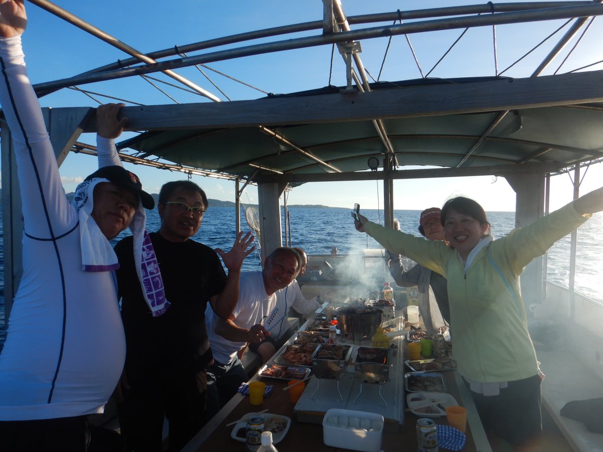 HatomaMarine's tweet photo. お知らせです
今までサンセットクルーズはオプションで別料金でしたが
8月10日より
二名様以上で
一泊三食サンセットクルーズ付き
11800円でご案内を致します
その代り当分の間、日帰りツァーはお休みしますのでご了承下さい
宜しくお願い致します
晩御飯は手作りお弁当、BBQ等です https://t.co/pCkwxCr3F4