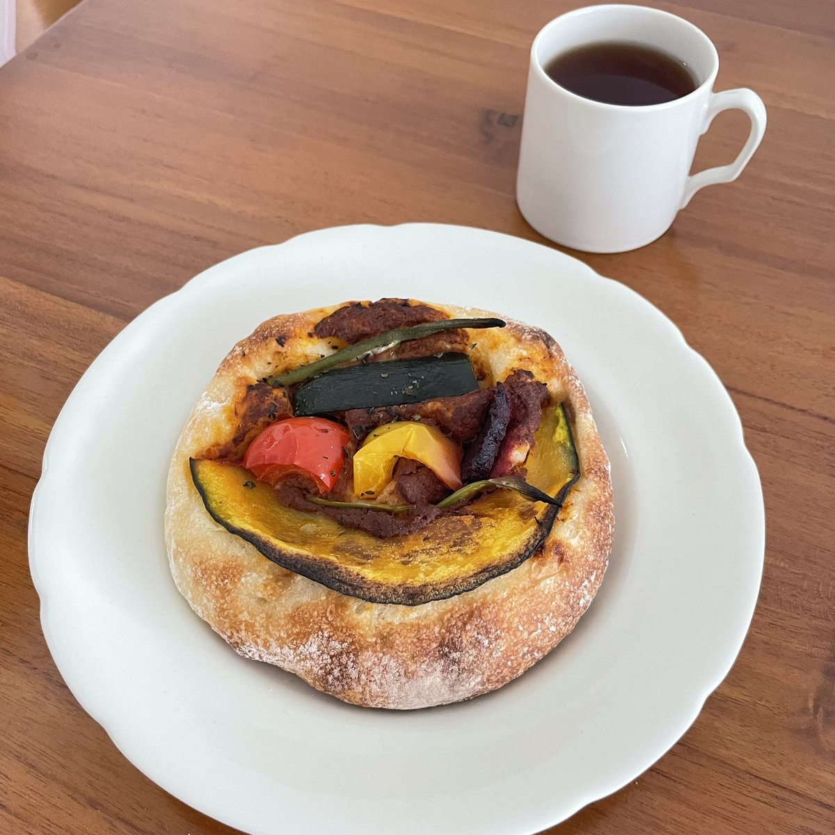 naonaonuts's tweet photo. ユヌクレ 夏野菜のフォカッチャ🥯
たっぷり乗った野菜は、ジューシーさとほくほくさが調理したてのよう(๑˃̵ᴗ˂̵)
バジルが爽やかに香ります。
生地はシンプルで小麦粉を楽しめる、パリパリ感大好き！
#uneclef https://t.co/0pMubnDdrU