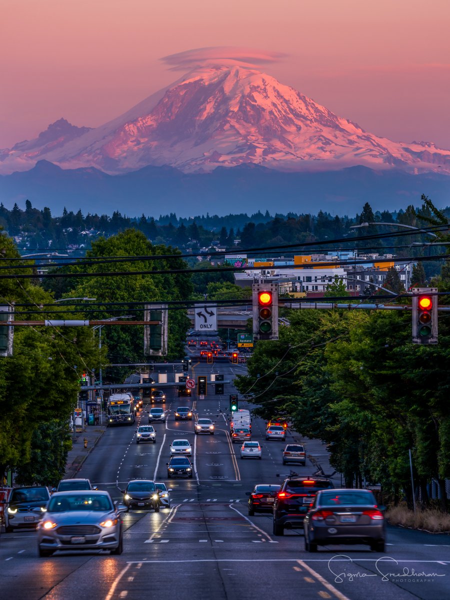 sigmas's tweet photo. #Sunset alpenglow on #Tahoma wearing a gorgeous #lenticularcloud hat this evening. Love this view of the mountain from #Seattle. https://t.co/RRR7plE2DM