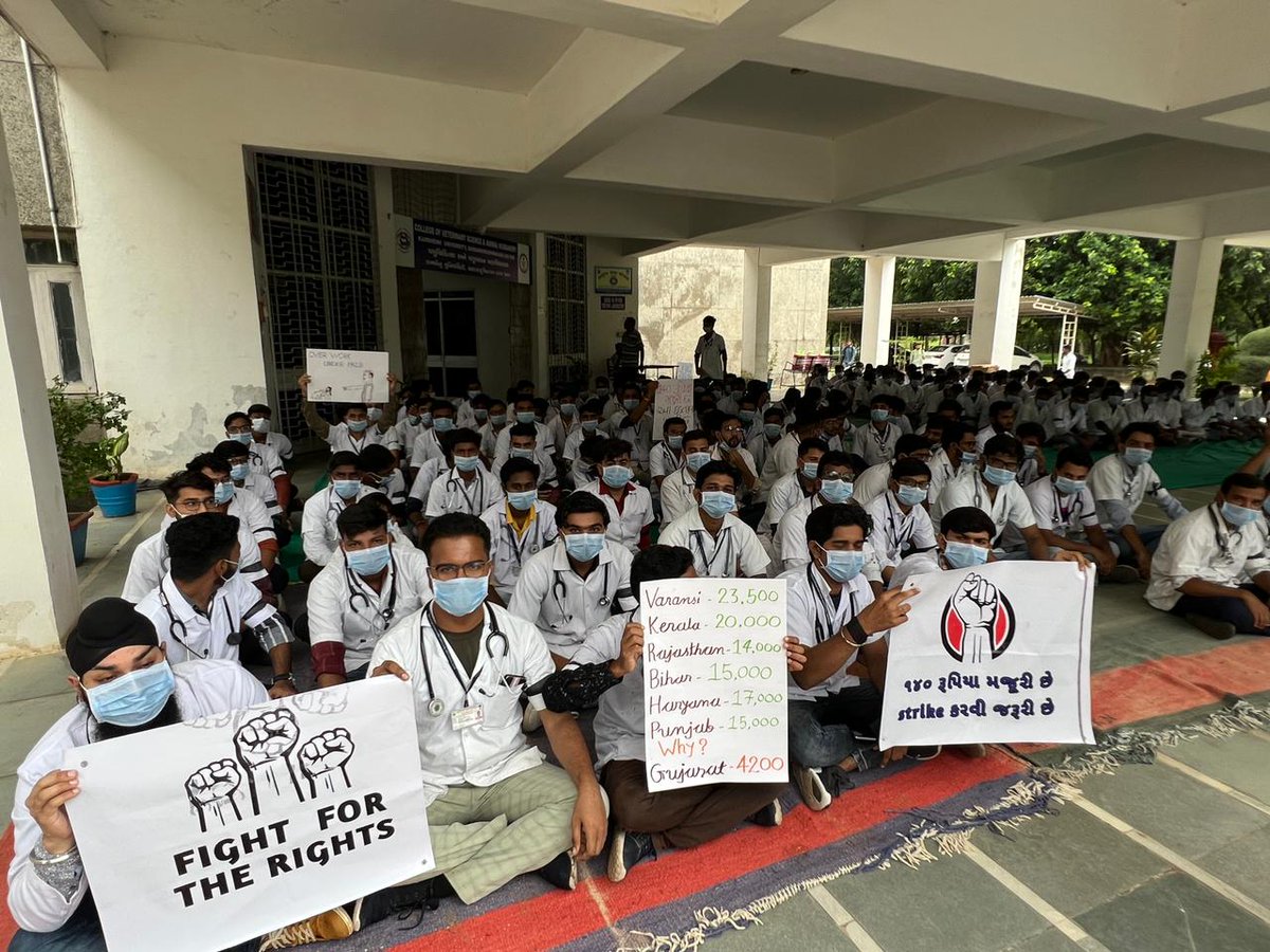 smitpatel312's tweet photo. Today Dantiwada Veterinary College all year students on strike against 4200 internship stipend.We demand 18500₹
#Guj_veterinary_students_on_strike 
#Increase_Guj_Vet_Stipend 
#Standforvets
@Dr_jAA8 
@KanuDesai180 
@CMOGuj 
@CRPaatil  @RaghavjiPatel @Divya_Bhaskar 
@sandeshnews https://t.co/yrOxMOPrR1