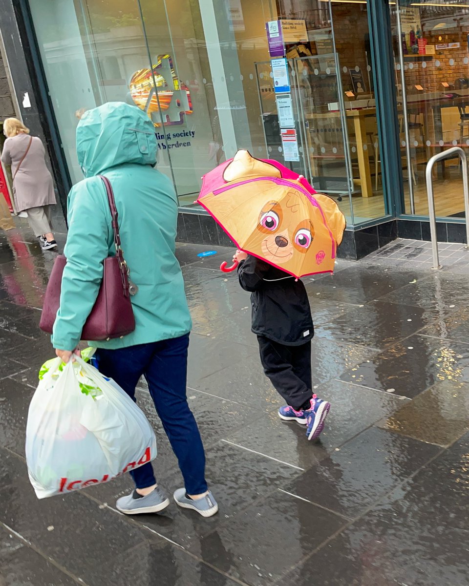 #scotland #streetphotography #lifeisstreet #wetcity #umbrella