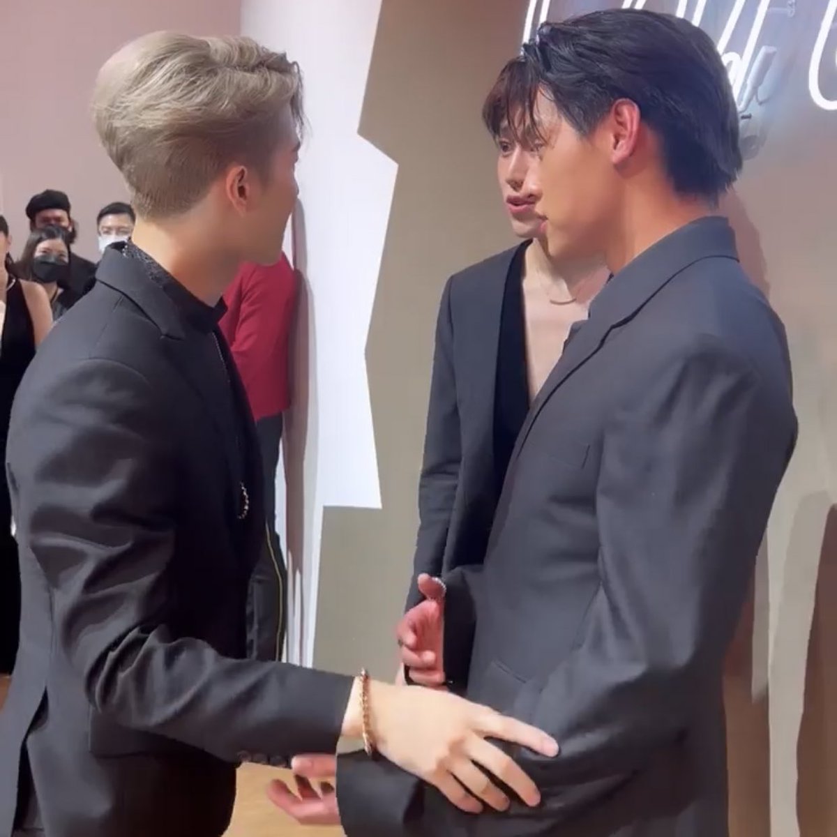 _muffinp's tweet photo. สองจิ๋วกับพี่แจ็ค🤏🏻 https://t.co/vE7gktRYw1