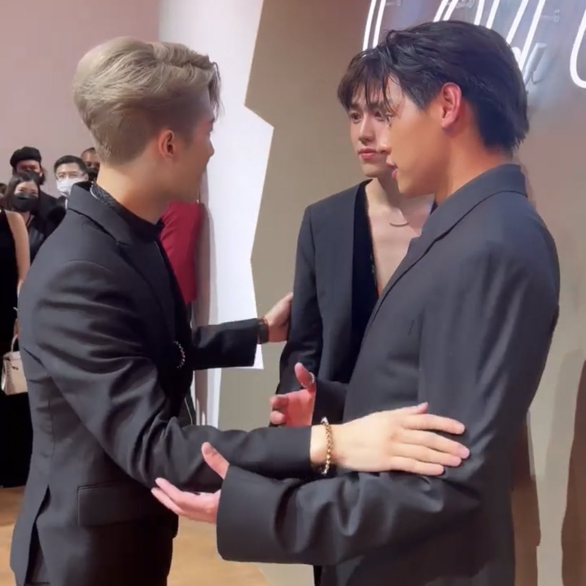 _muffinp's tweet photo. สองจิ๋วกับพี่แจ็ค🤏🏻 https://t.co/vE7gktRYw1