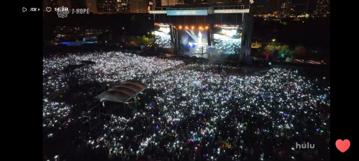 losojosdekook's tweet photo. #jhopeAtLollapalooza 
#JHOPE 
LA ARRASÓ 🔥🤘🏻💜💜💜💜 https://t.co/M0rx9ZAGIE
