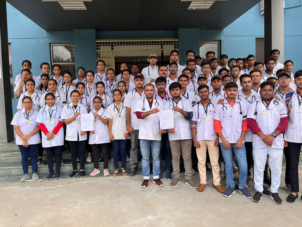 Dr_jAA8's tweet photo. कहीं तुम्हारी आवाज़ दब ना जाएँ इन धुओं की गुबार में,
निकलों सडको पर बनके सैलाब पर अमन की कतार में...!!
लडेंगे जीतेंगे
#indefinite_strike
#Strike_for_18k_stipend
#KU_Vet_Dr_on_strike
#Increase_Guj_Vet_Stipend
@CMOGuj
@RaghavjiPatel @sanghaviharsh
@PRupala @KanuDesai180 https://t.co/zuRSzTFkvZ