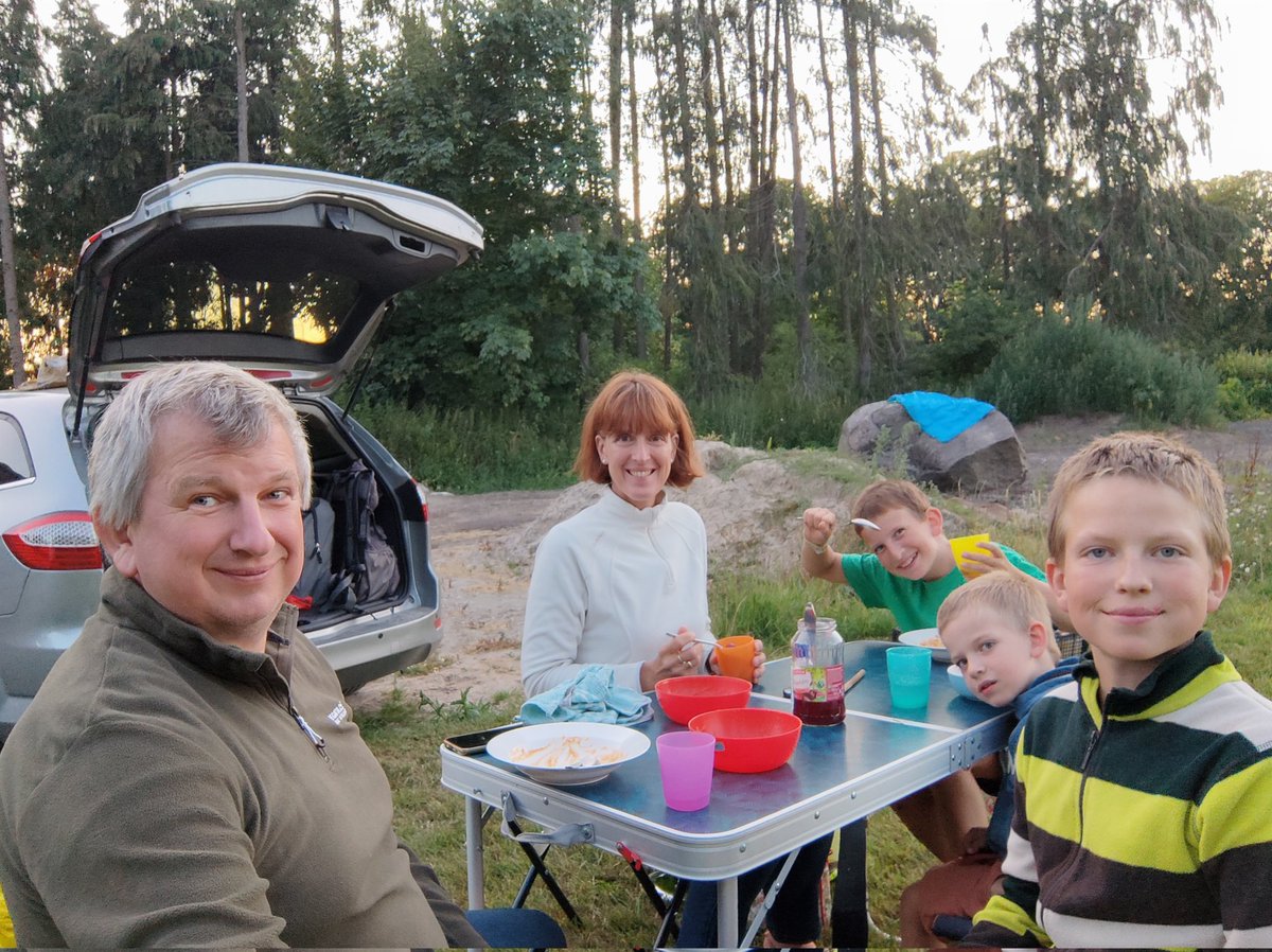 teljessegfele's tweet photo. Ma egy falu központi kazánház gyönyörűen nyírt fűben táboroztunk. Szakma, hulladekfa, némi olaj... A helyiek kedvesem visszaintenek. https://t.co/xgM694raPp