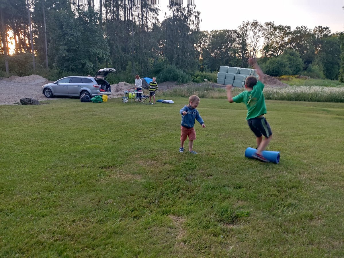 teljessegfele's tweet photo. Ma egy falu központi kazánház gyönyörűen nyírt fűben táboroztunk. Szakma, hulladekfa, némi olaj... A helyiek kedvesem visszaintenek. https://t.co/xgM694raPp