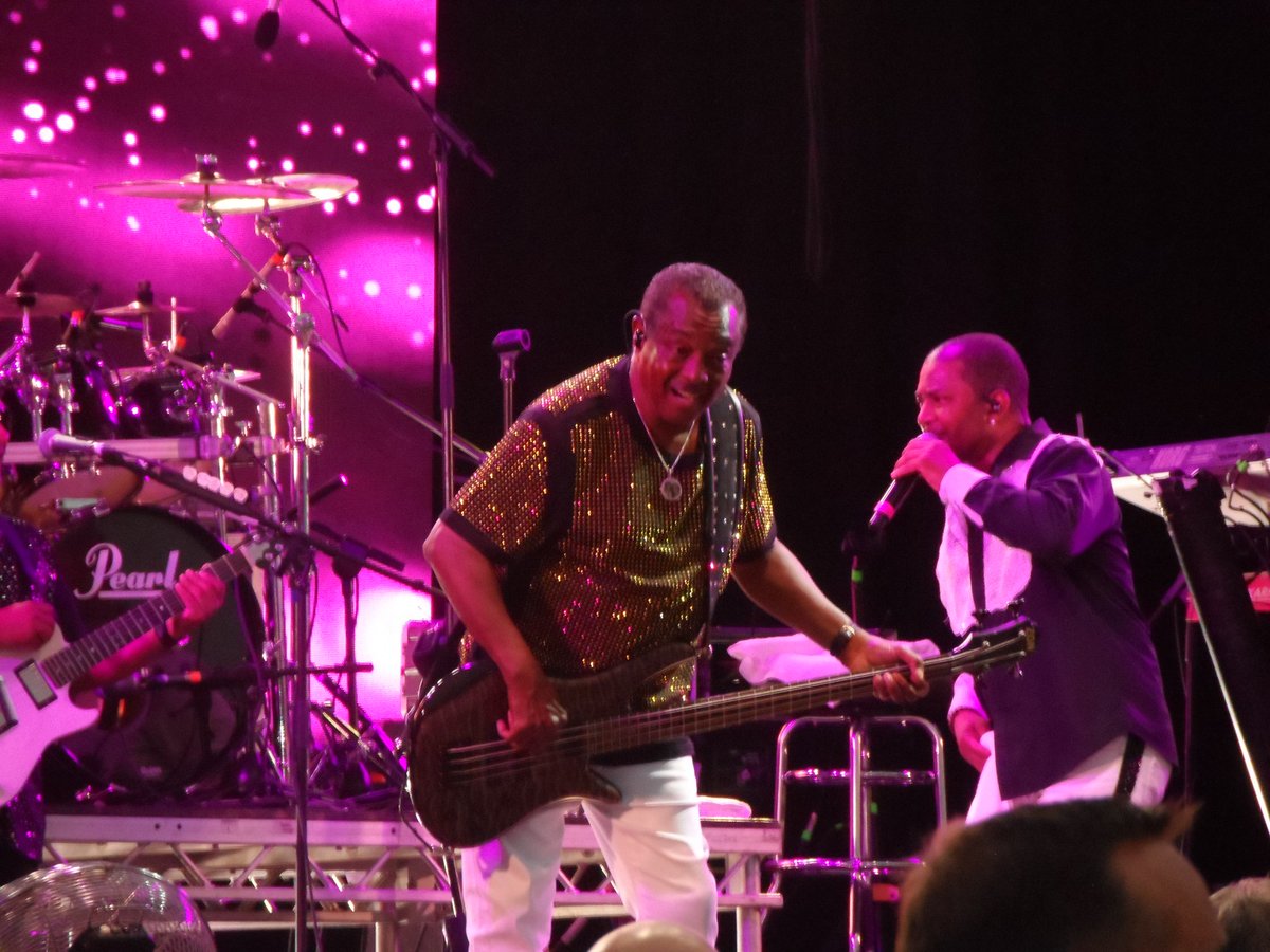 amanda_adams78's tweet photo. @KoolntheGngLIVE Taken from standard #koolandthegang #solihullsummerfest2022 #notvip #notgoldcircle 🎤🎸🎶📸: my own https://t.co/RVKPFpdkSA
