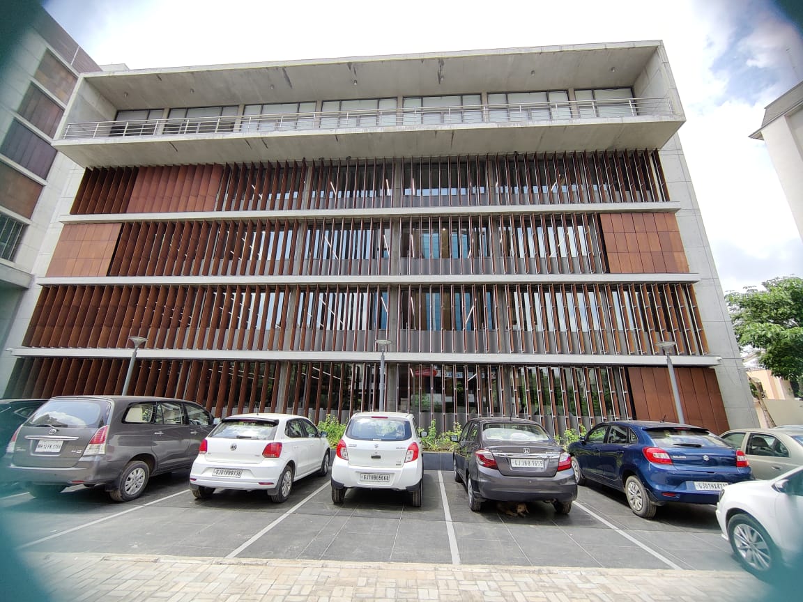 beep_india's tweet photo. The Astral Corporate House #Ahmedabad uses vertical louvres to control glare and provide unobstructed visibility from the interiors. This is a noteworthy way of using #EMSyS for a commercial building thought of by architects at HCP Design Planning and Management. https://t.co/llsPfgEy4p