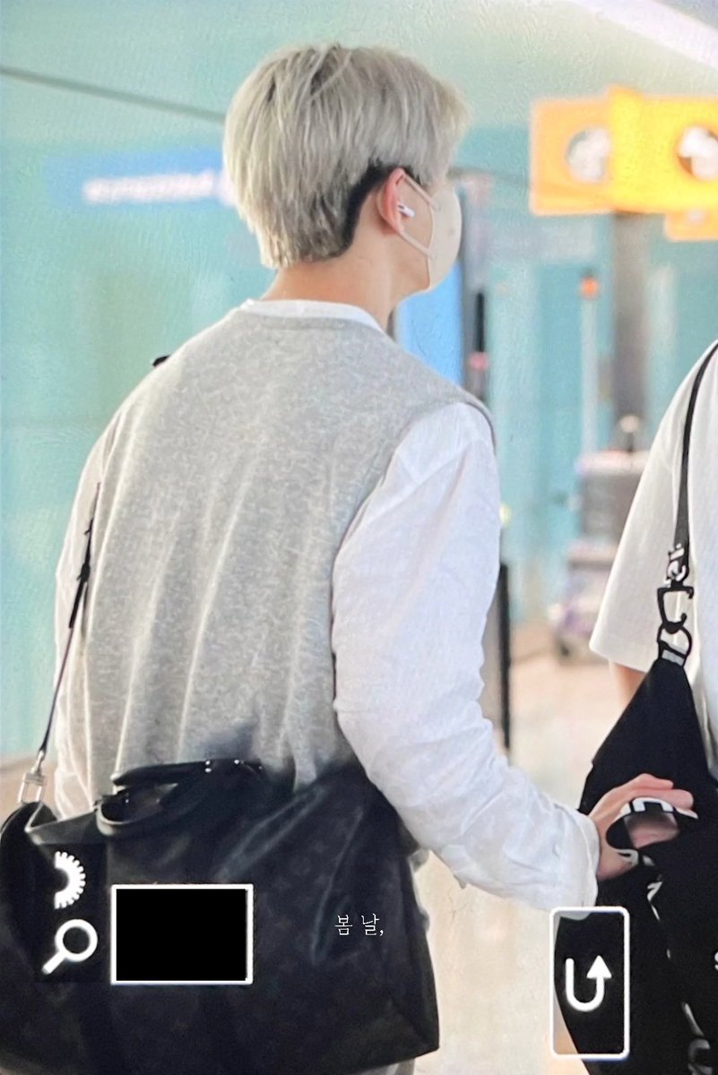 bmdaysz's tweet photo. 220801 LHR

장준이형 가방에 몰래 손 올리고 가다 들킴ㅜ
(눈 감았는데 귀여워서 올리기…)

#골든차일드 #GoldenChild
#최보민 #보민 #BOMIN https://t.co/WHhrpcTi23 https://t.co/3HnAJcB5vP