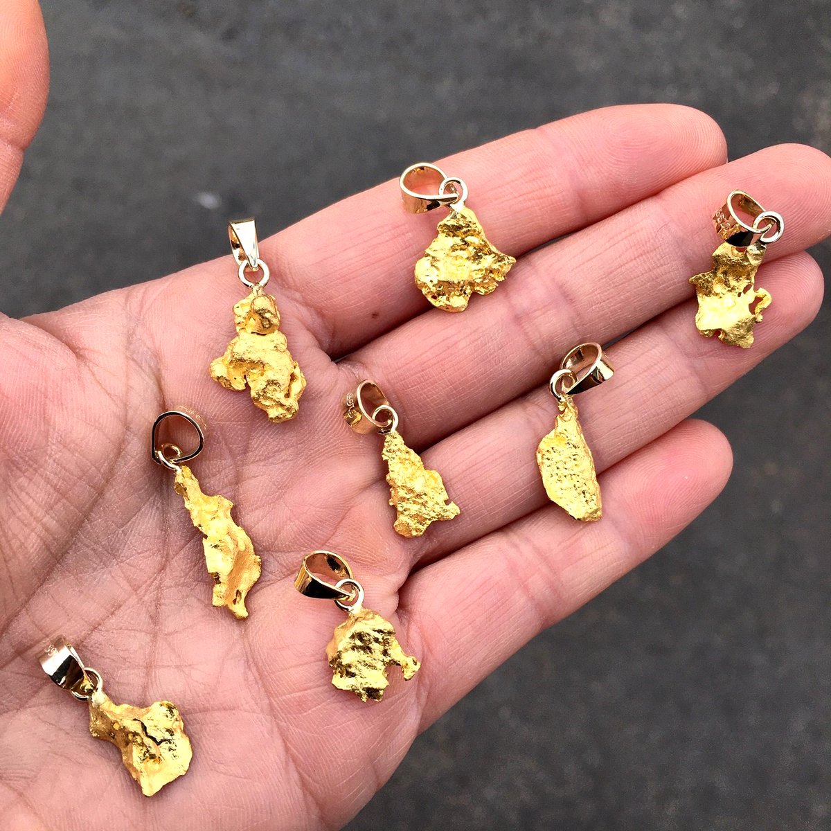 ausgoldindustry's tweet photo. GOLD TREASURES | A trip to #Kalgoorlie for #diggersndealers wouldn’t be complete without seeing the incredible collection of locally sourced #gold treasures at Natural Gold Nuggets &amp; Jewellery!

More: https://t.co/ukBVl00r2S

#heartofgold #experiencegold #diggersndealers https://t.co/UbCHvtkw3Y