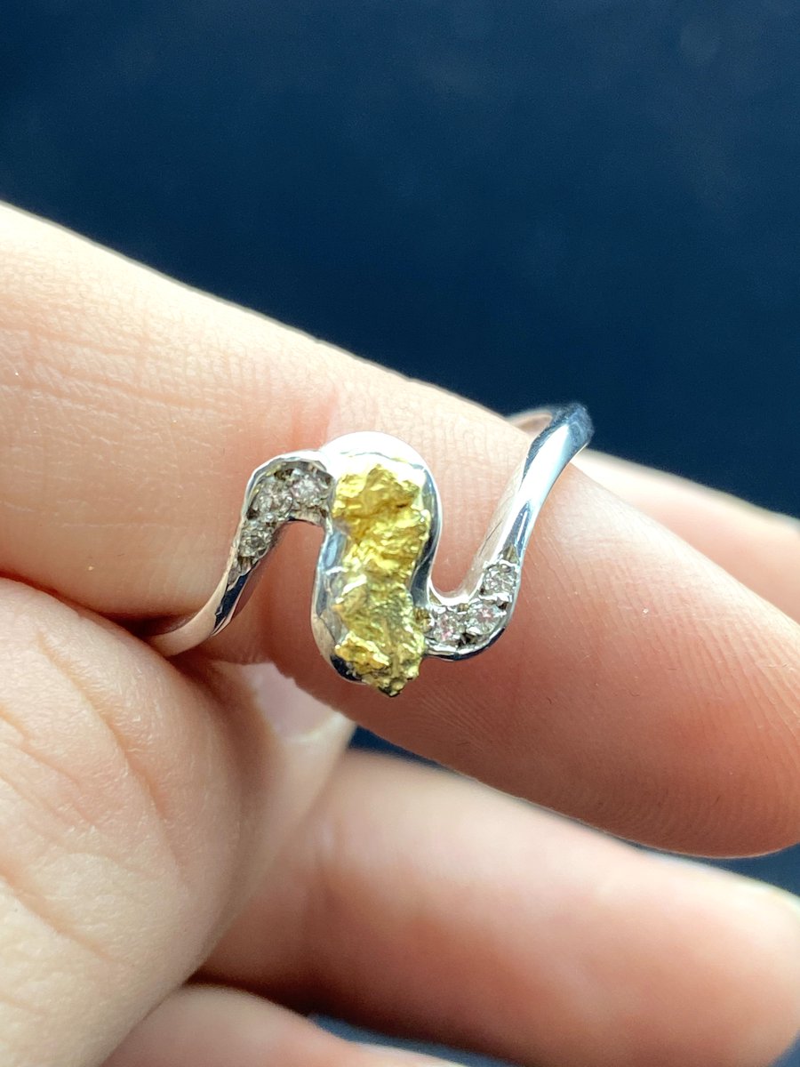 ausgoldindustry's tweet photo. GOLD TREASURES | A trip to #Kalgoorlie for #diggersndealers wouldn’t be complete without seeing the incredible collection of locally sourced #gold treasures at Natural Gold Nuggets &amp; Jewellery!

More: https://t.co/ukBVl00r2S

#heartofgold #experiencegold #diggersndealers https://t.co/UbCHvtkw3Y