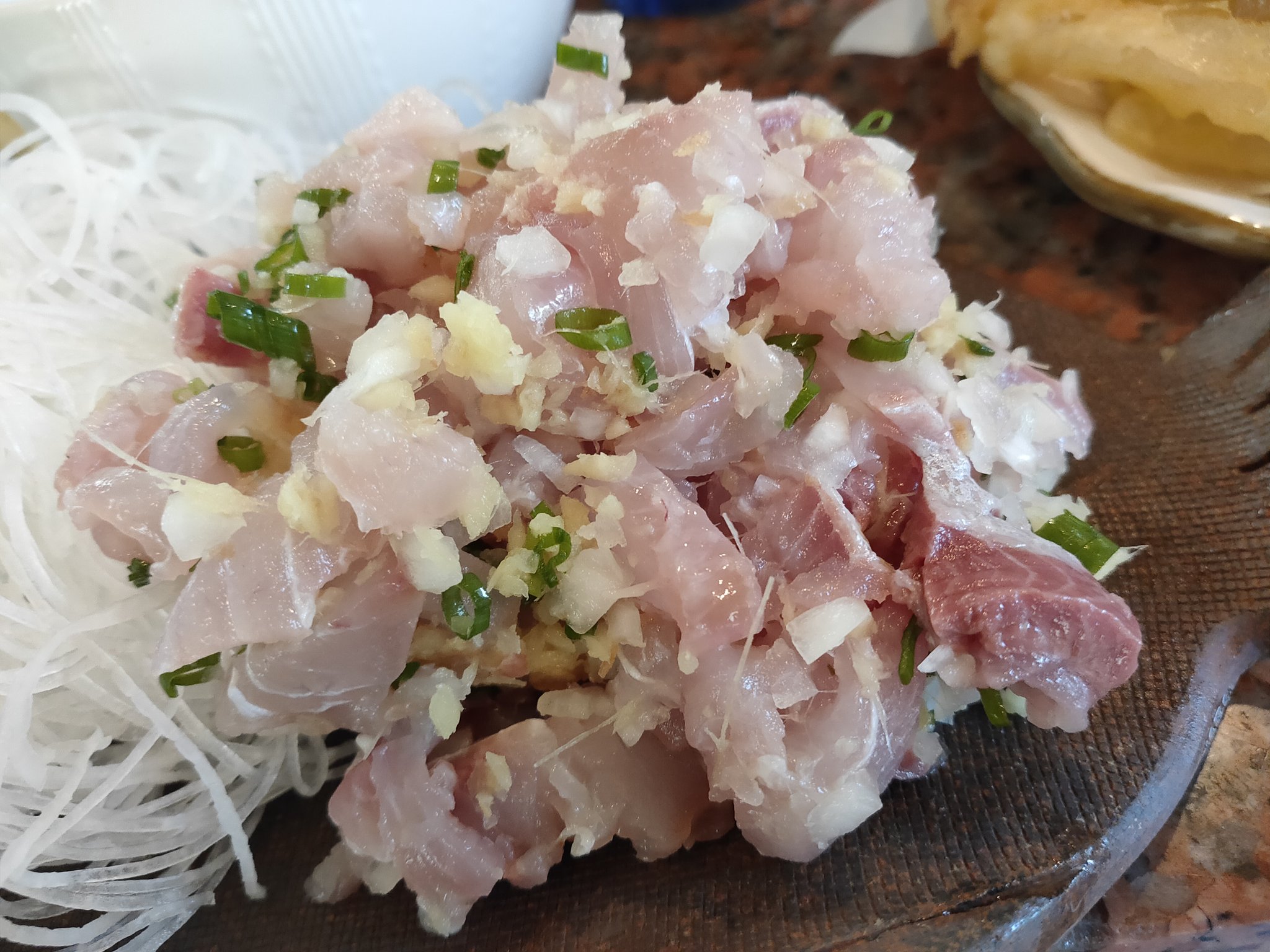 ドロップフレーム 今日のお昼は地魚料理さくらさんで鯵たたき定食1650円 この鯵の量 ボリューム満点です ご飯は1人ずつ釜で炊きたて 玉ねぎの天ぷらも美味しかった ところてんはサービスです サイコロ状に切られていて 黒蜜ときなこでいただきまし