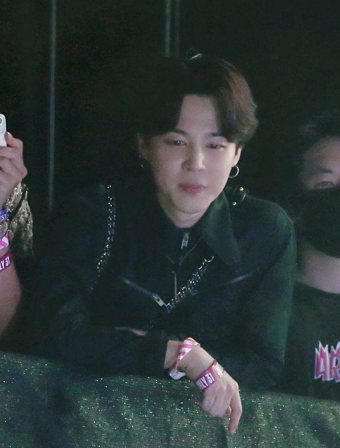 jmgalleryy's tweet photo. jimin watching his hobi hyung ♡ https://t.co/hG5XHkMznU