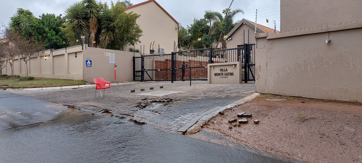 JacquesBreyten5's tweet photo. @JHBWater Note the burst is at 1 Elm Street, not cnr Elm/Jacaranda https://t.co/w7gIeu1zE0