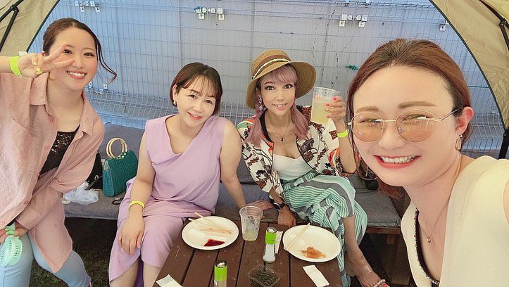 MIYAKO84871546's tweet photo. 先日弊社飲食部門『BARMORE』のみんなで新人歓迎会をしました🍖ちゃんとお肉も食べました😚笑これからまたみんなでお客様の活力になれるよう精進して参ります💪今後ともよろしくお願い致します💐#BARMORE #新橋 #BAR #バー #スナック #お酒 #BBQ #お台場 #夏 #花 #ニューハーフ #lgbtq https://t.co/2uXoZGlds0
