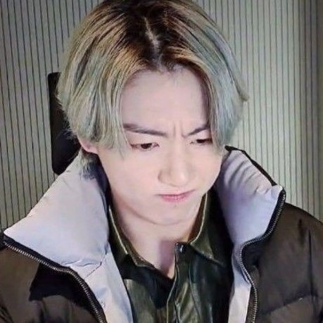 littlekkuk's tweet photo. "give me chicken 😁"              "no chicken 😠" https://t.co/d5kIZyc5Ar