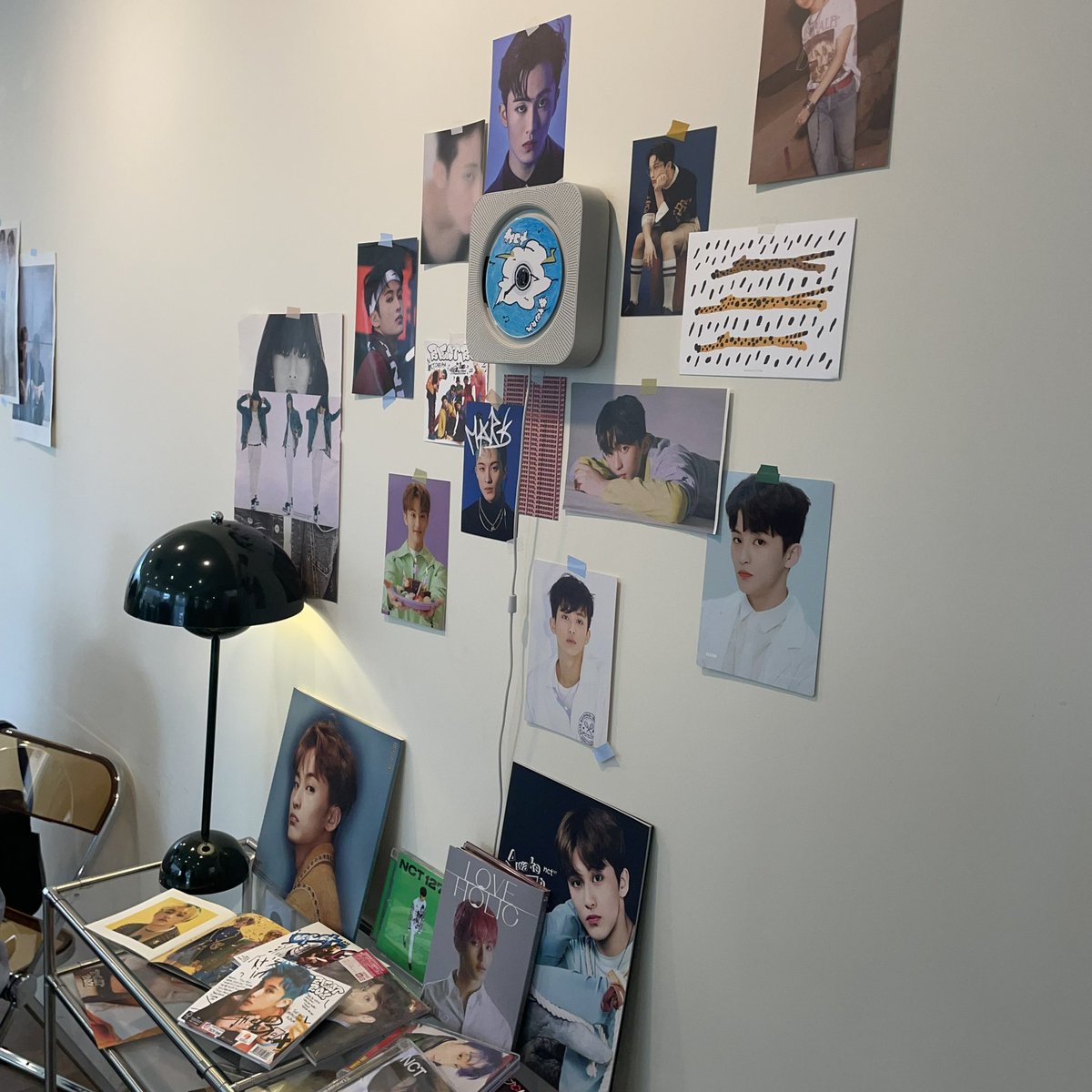 he_ma_rk's tweet photo. 📍카페 티케

청량그자체인 헬퓨마크🍃
에잇볼🎱마카롱세트 너무너무너무 귀여웠구 컵홀더럭드 당첨돼서 옷입히기스티커받았어요ㅋㅋㅋㅋ특전도 실용적인거 좋아하는 저한테 진짜 최고👍 전시돼있던 페브릭포스터도 너무 예뻤어요ㅠㅠ

#마크와_함께하는_한여름의_소풍
#the_midsummer_picnic_club https://t.co/NdKTCjLRct