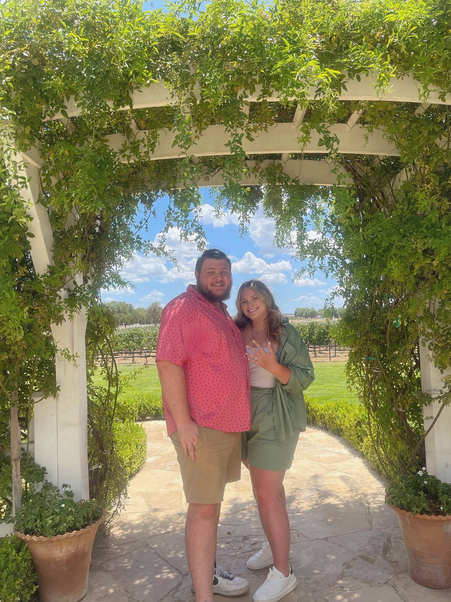 _amandaleeann's tweet photo. Oh hey twitter, I’m a fiancé now.🥰💍 https://t.co/l53ez38CVm